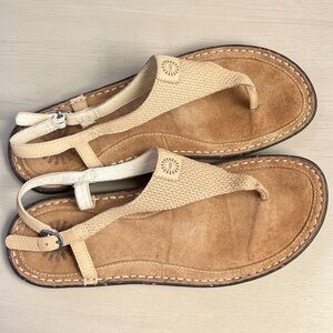 UGG Australia Womens Sefina Sz 9 Cream Thong Sandals Adjustable Buckle NWOB